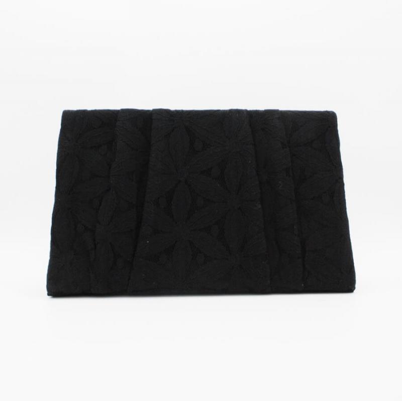 ブラックのフラワーレースクラッチバッグ