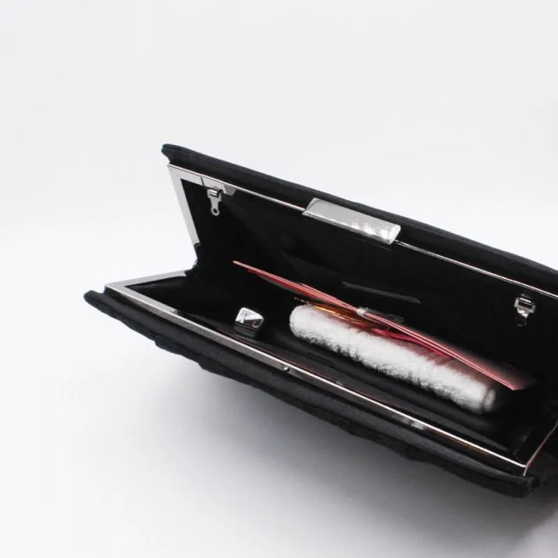 ブラックのフラワーレースクラッチバッグ