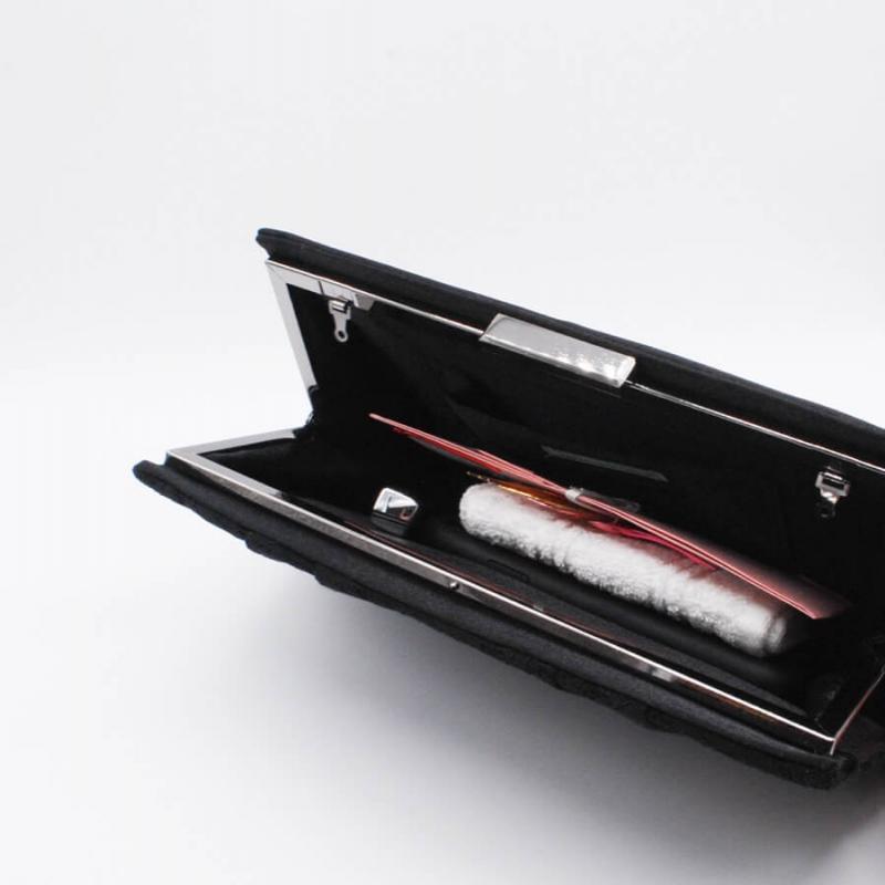 ブラックのフラワーレースクラッチバッグ