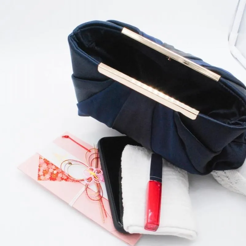 ネイビーのサテンオーガンジークラッチバッグ