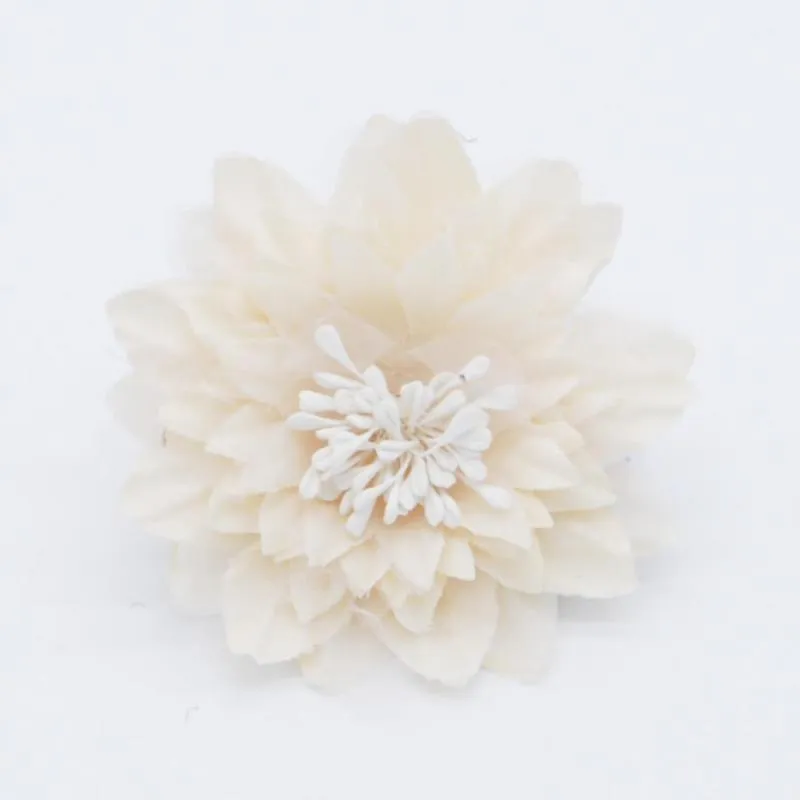 ベージュのコサージュ