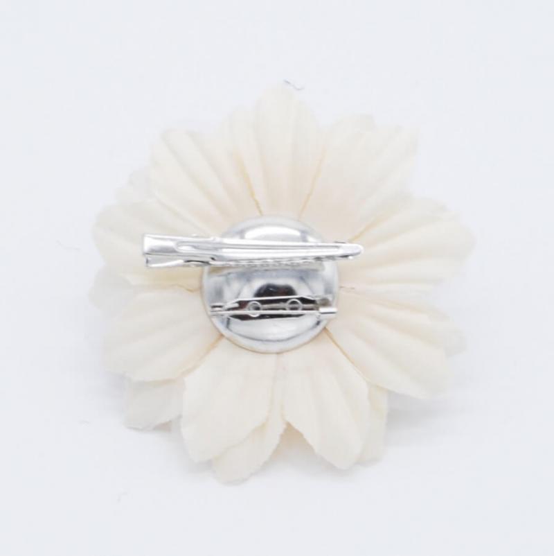 ベージュのコサージュ