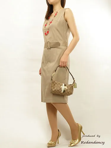 ベージュのウエストリボン付タイトワンピース