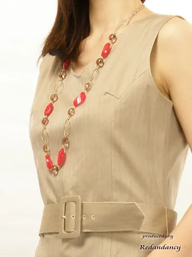 ベージュのウエストリボン付タイトワンピース