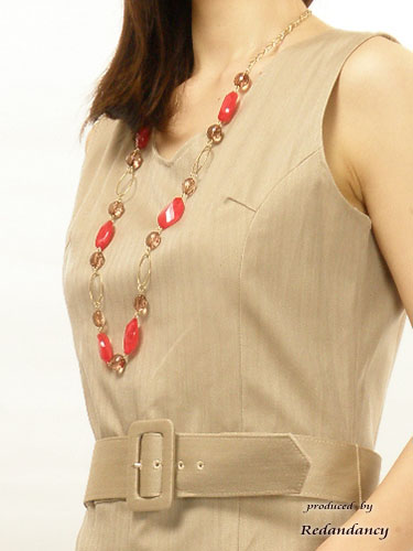 ベージュのウエストリボン付タイトワンピース