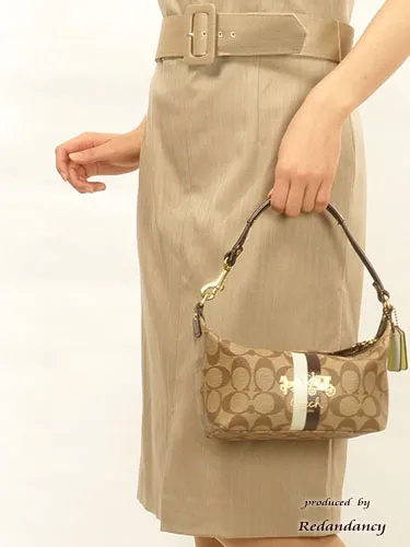 ベージュのウエストリボン付タイトワンピース