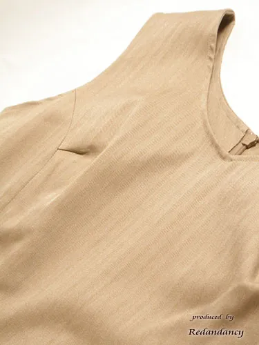 ベージュのウエストリボン付タイトワンピース