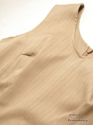 ベージュのウエストリボン付タイトワンピース