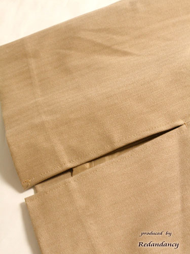 ベージュのウエストリボン付タイトワンピース