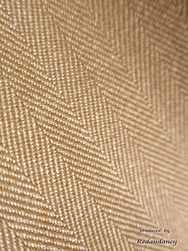 ベージュのウエストリボン付タイトワンピース