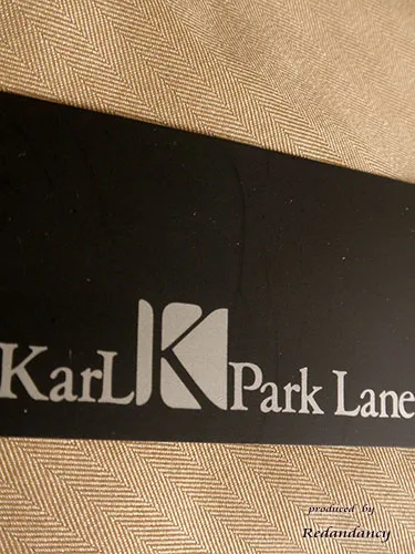 ベージュのウエストリボン付タイトワンピース