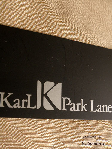 ベージュのウエストリボン付タイトワンピース