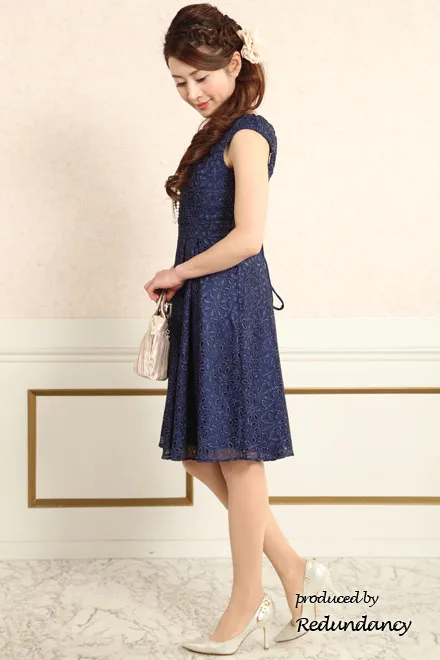 ネイビーの花柄総レースミニドレス