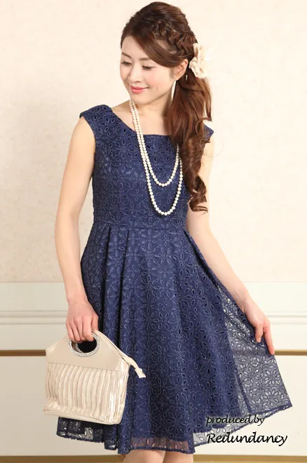 ネイビーの花柄総レースミニドレス