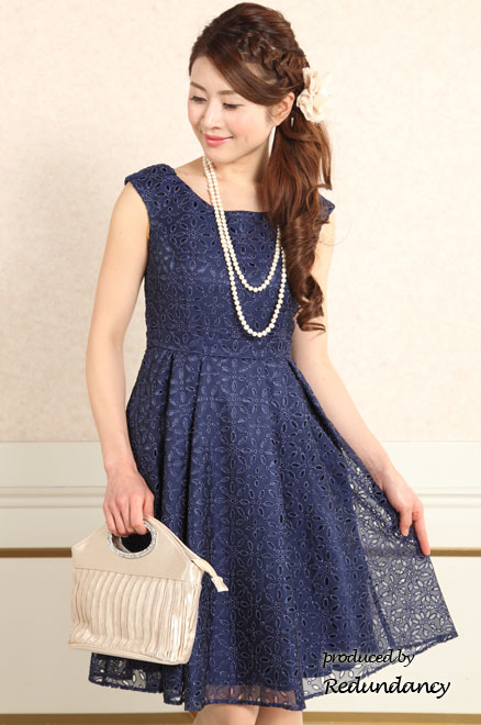 ネイビーの花柄総レースミニドレス