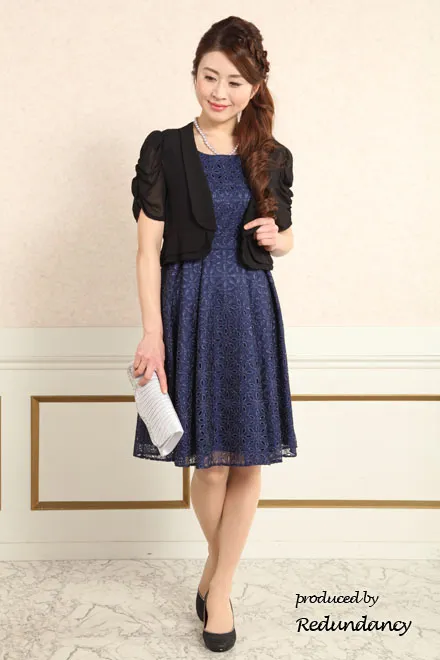 ネイビーの花柄総レースミニドレス