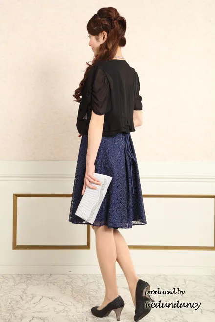 ネイビーの花柄総レースミニドレス