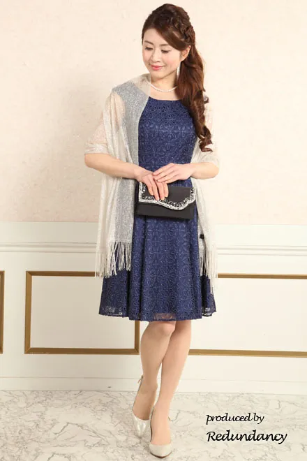 ネイビーの花柄総レースミニドレス