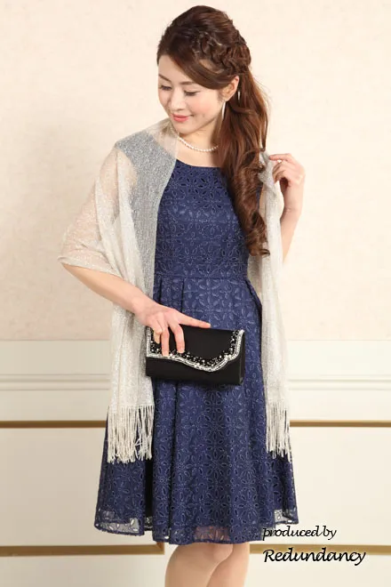 ネイビーの花柄総レースミニドレス