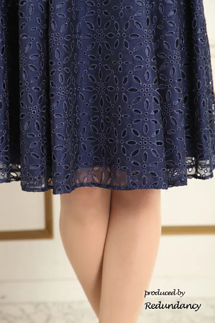 ネイビーの花柄総レースミニドレス