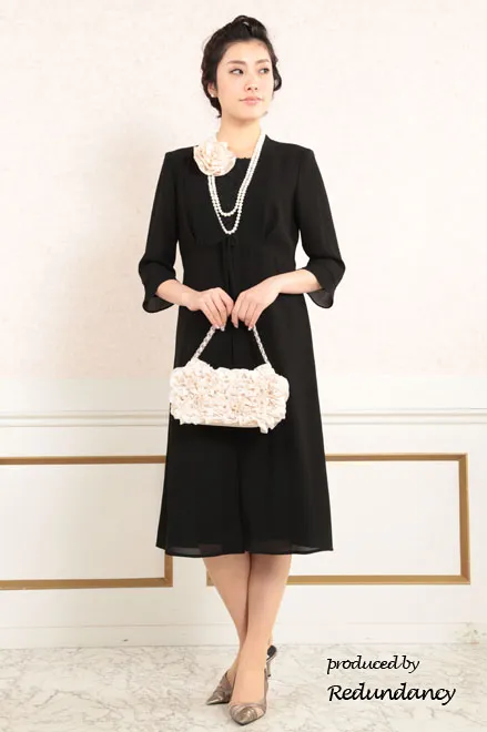 ブラックの胸元レースフォーマルドレス