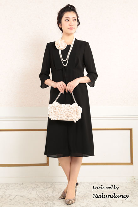 ブラックの胸元レースフォーマルドレス