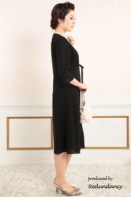 ブラックの胸元レースフォーマルドレス