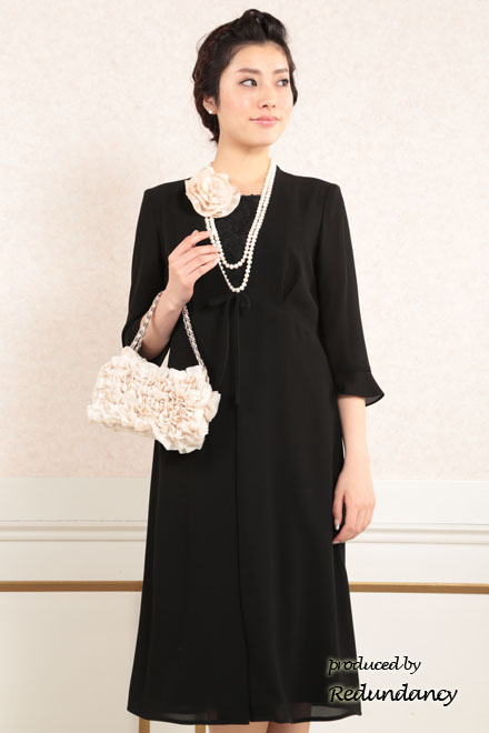 ブラックの胸元レースフォーマルドレス