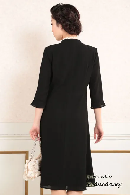 ブラックの胸元レースフォーマルドレス