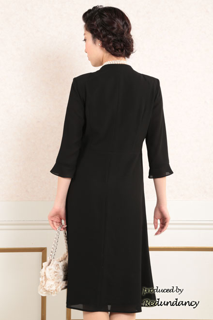 ブラックの胸元レースフォーマルドレス