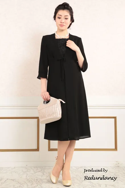 ブラックの胸元レースフォーマルドレス
