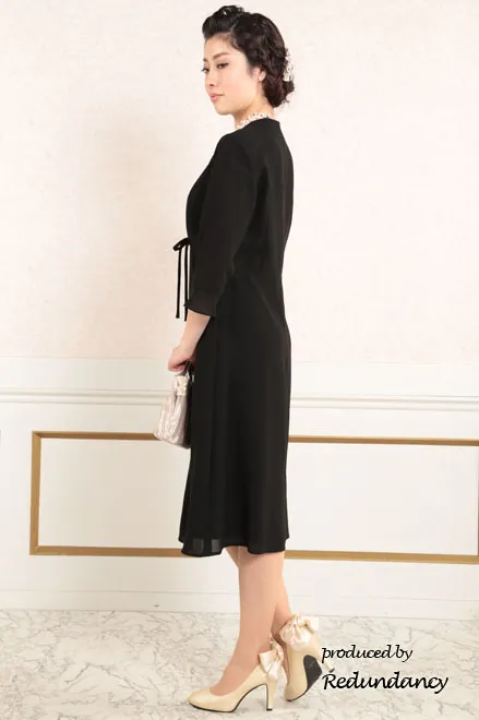 ブラックの胸元レースフォーマルドレス