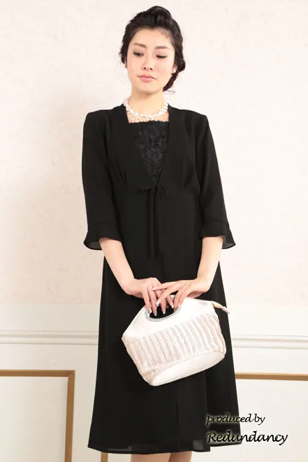 ブラックの胸元レースフォーマルドレス