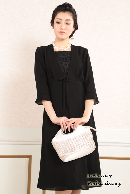 ブラックの胸元レースフォーマルドレス