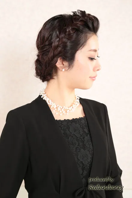 ブラックの胸元レースフォーマルドレス