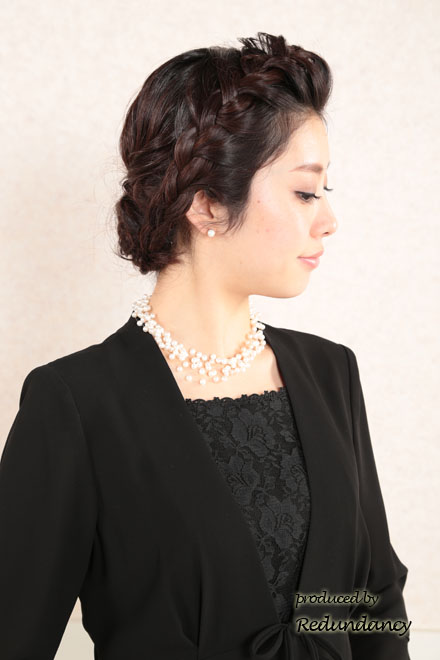 ブラックの胸元レースフォーマルドレス