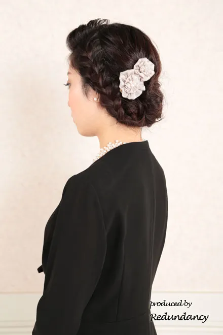 ブラックの胸元レースフォーマルドレス