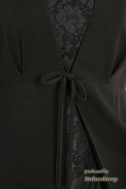 ブラックの胸元レースフォーマルドレス