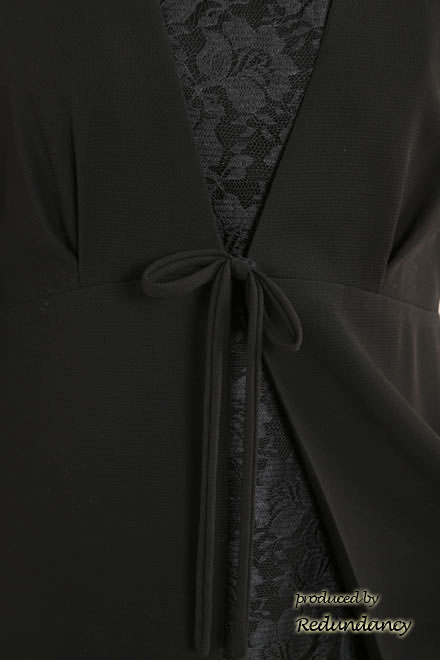 ブラックの胸元レースフォーマルドレス