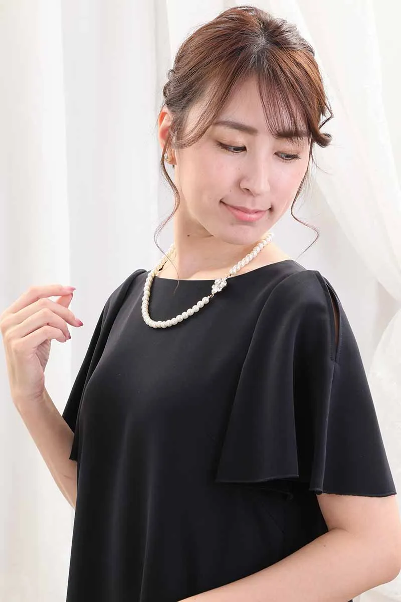 ネイビーのスリット入りフリルスリーブドレス