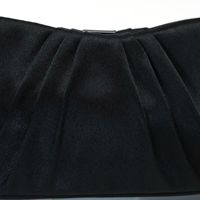 ブラックのサテンクラッチバッグ