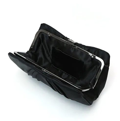 ブラックのサテンクラッチバッグ