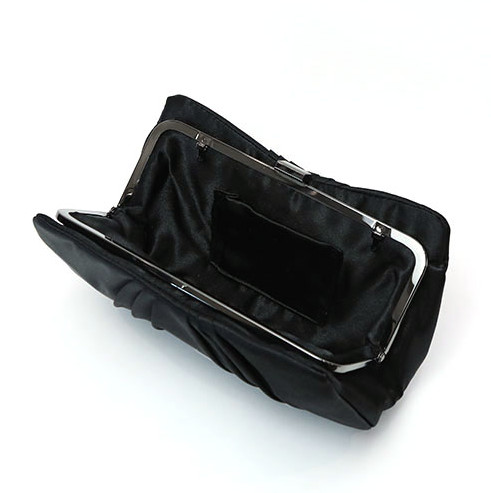 ブラックのサテンクラッチバッグ