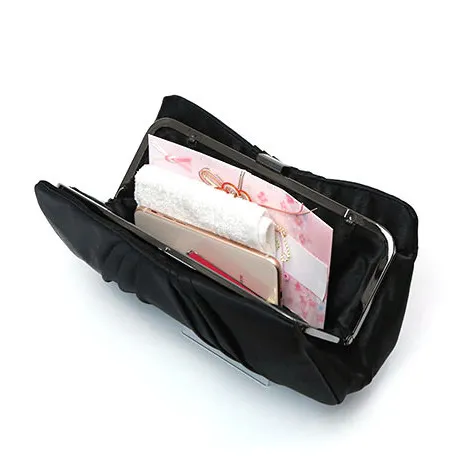 ブラックのサテンクラッチバッグ