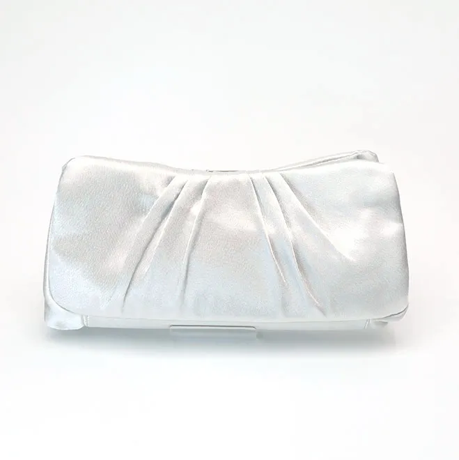 シルバーのサテンクラッチバッグ