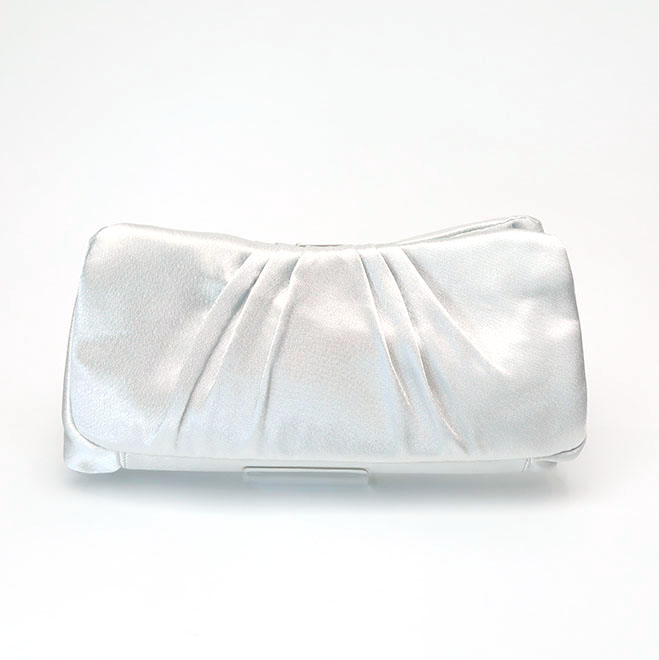 シルバーのサテンクラッチバッグ