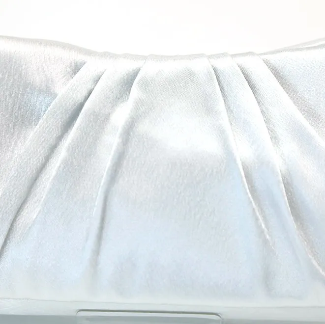 シルバーのサテンクラッチバッグ