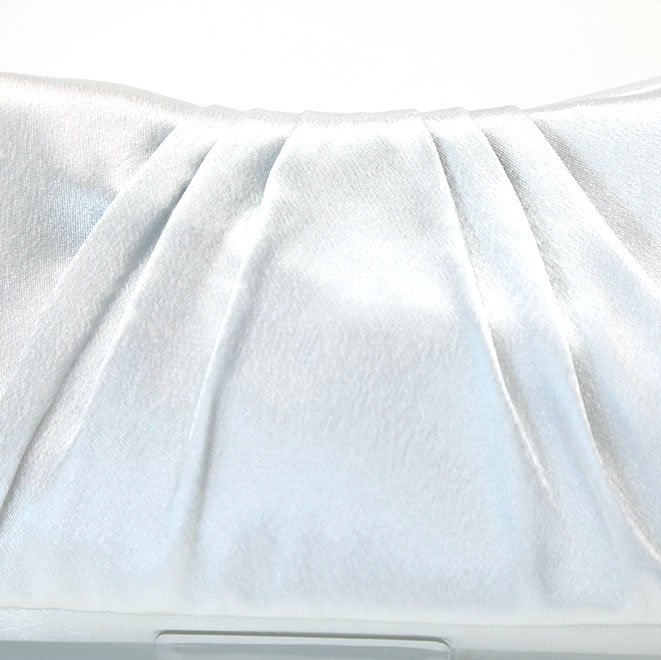 シルバーのサテンクラッチバッグ