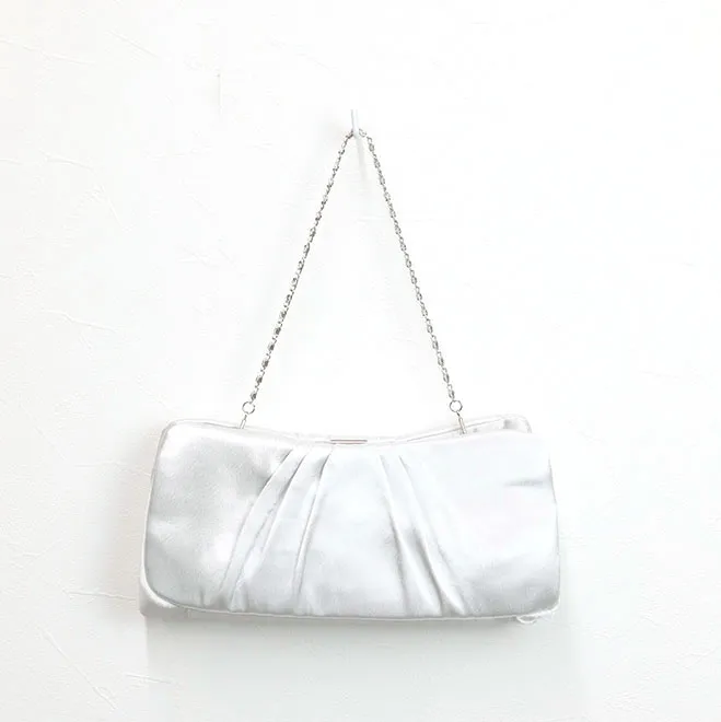 シルバーのサテンクラッチバッグ