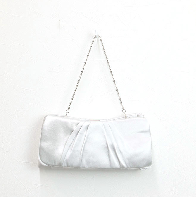 シルバーのサテンクラッチバッグ